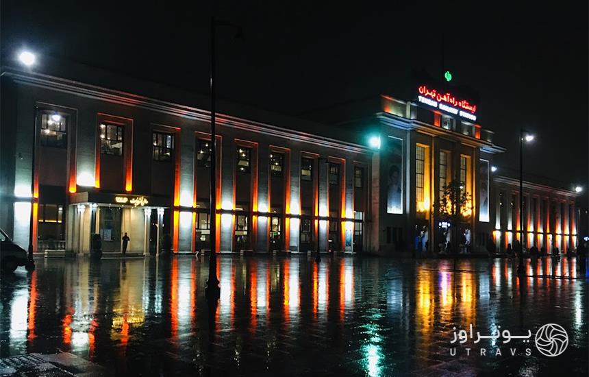 ایستگاه راه آهن تهران در شب